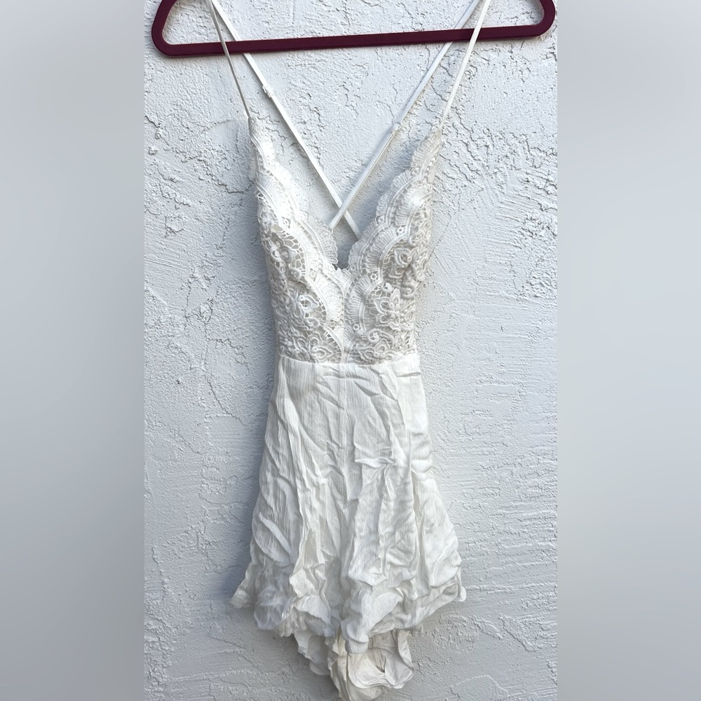 Super cute white romper 🤍 beautiful lace detailing